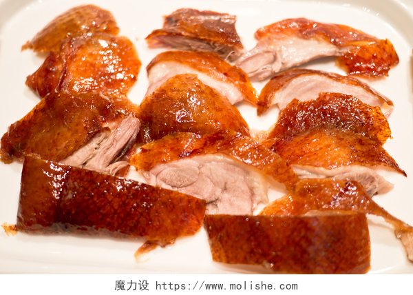 盘子里片好的烤鸭北京烤鸭